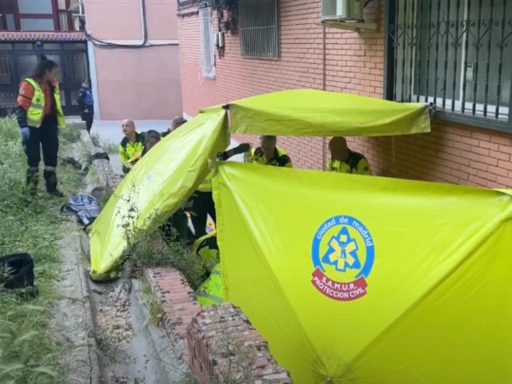 Herido grave un hombre tras caer de un primer piso por una ventana en Moratalaz 