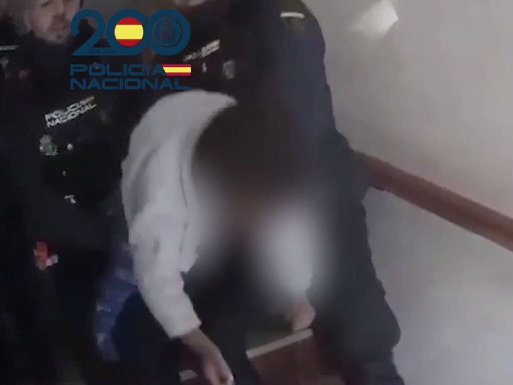 Policías nacionales salvan la vida a un niño que se estaba ahogando en Puente de Vallecas 