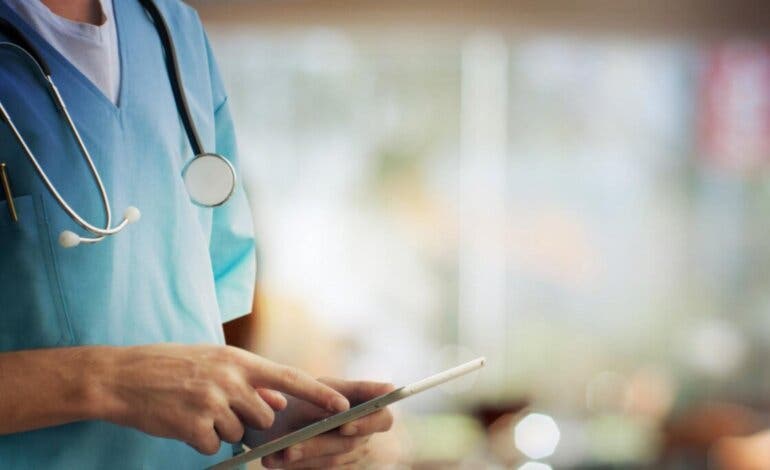 El Gobierno devuelve el derecho a la sanidad pública a inmigrantes sin papeles y prohíbe nuevos copagos