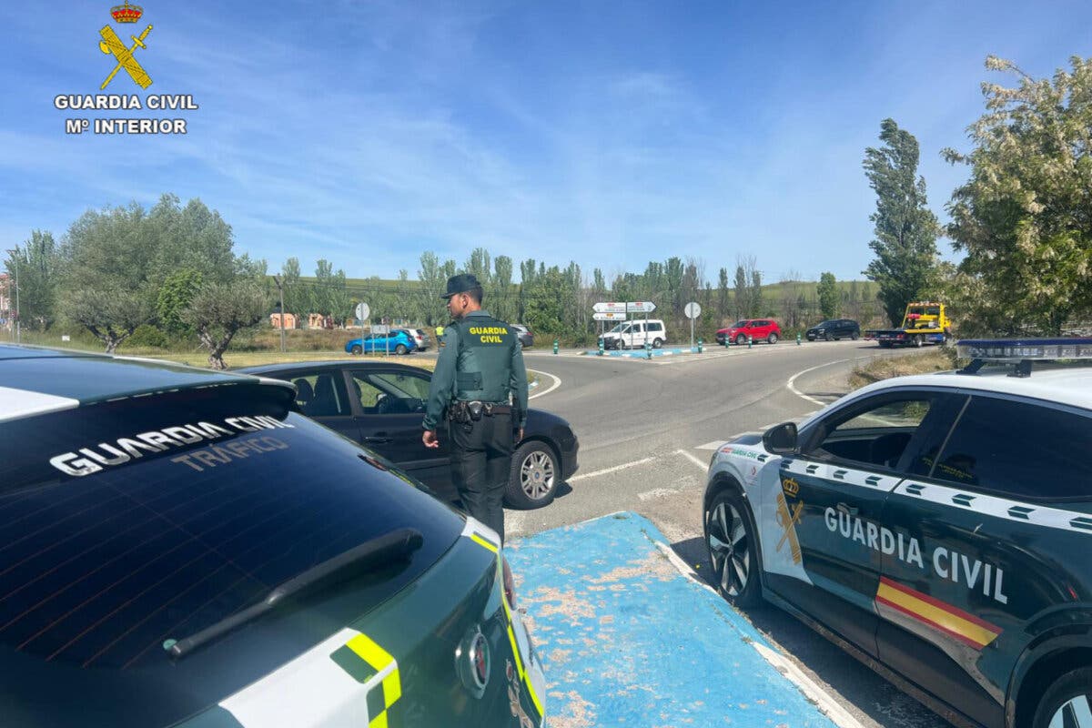 Dos detenidos por robar en una pastelería y en un bar de Azuqueca utilizando la tapa de una alcantarilla