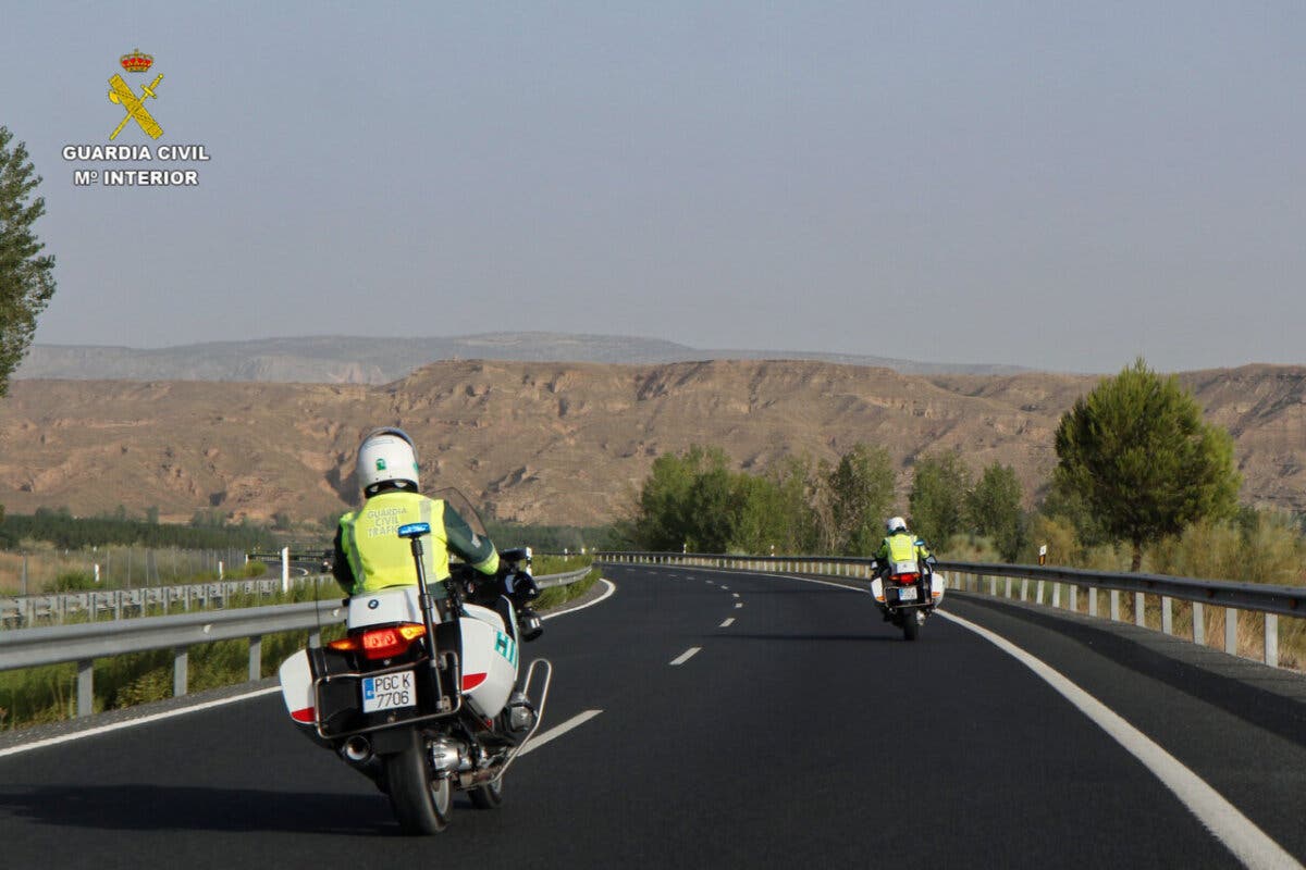 Multado un motorista que circuló 135 kilómetros sin casco por la A-2