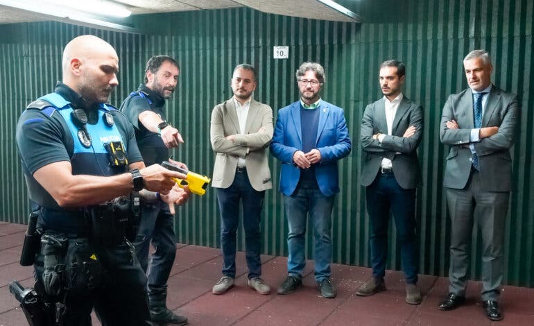 La Policía Local de Torrejón incorpora pistolas táser para inmovilizar a delincuentes violentos  