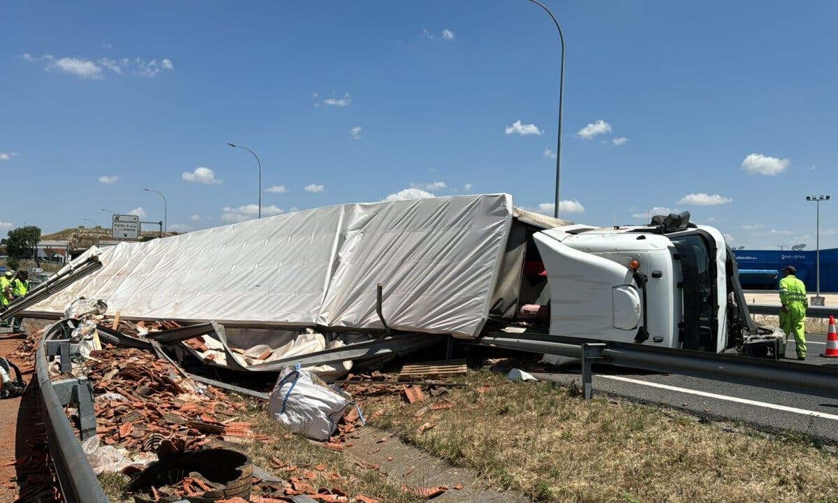 Dos heridos al volcar un camión cargado de tejas en la A-42 