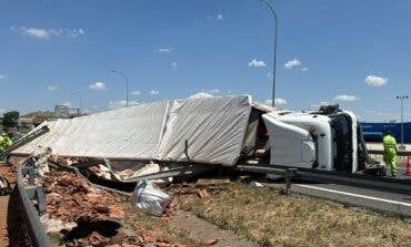 Dos heridos al volcar un camión cargado de tejas en la A-42 