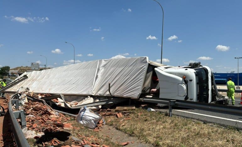 Dos heridos al volcar un camión cargado de tejas en la A-42 