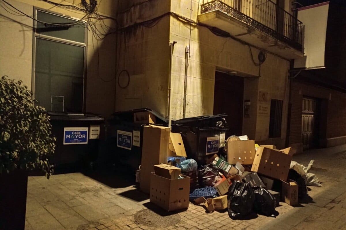 La queja de los vecinos del centro de Alcalá de Henares: «De mal en peor con las basuras de la calle Mayor»