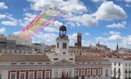 El cielo de Madrid se viste de rojo y gualda en el 2 de Mayo