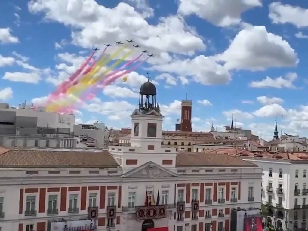 El cielo de Madrid se viste de rojo y gualda en el 2 de Mayo