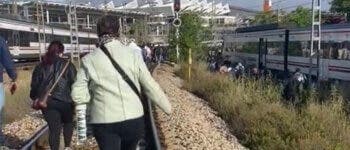 Una nueva avería en Cercanías deja a pasajeros «encerrados» en un tren y andando por las vías 