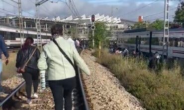 Una nueva avería en Cercanías deja a pasajeros «encerrados» en un tren y andando por las vías 