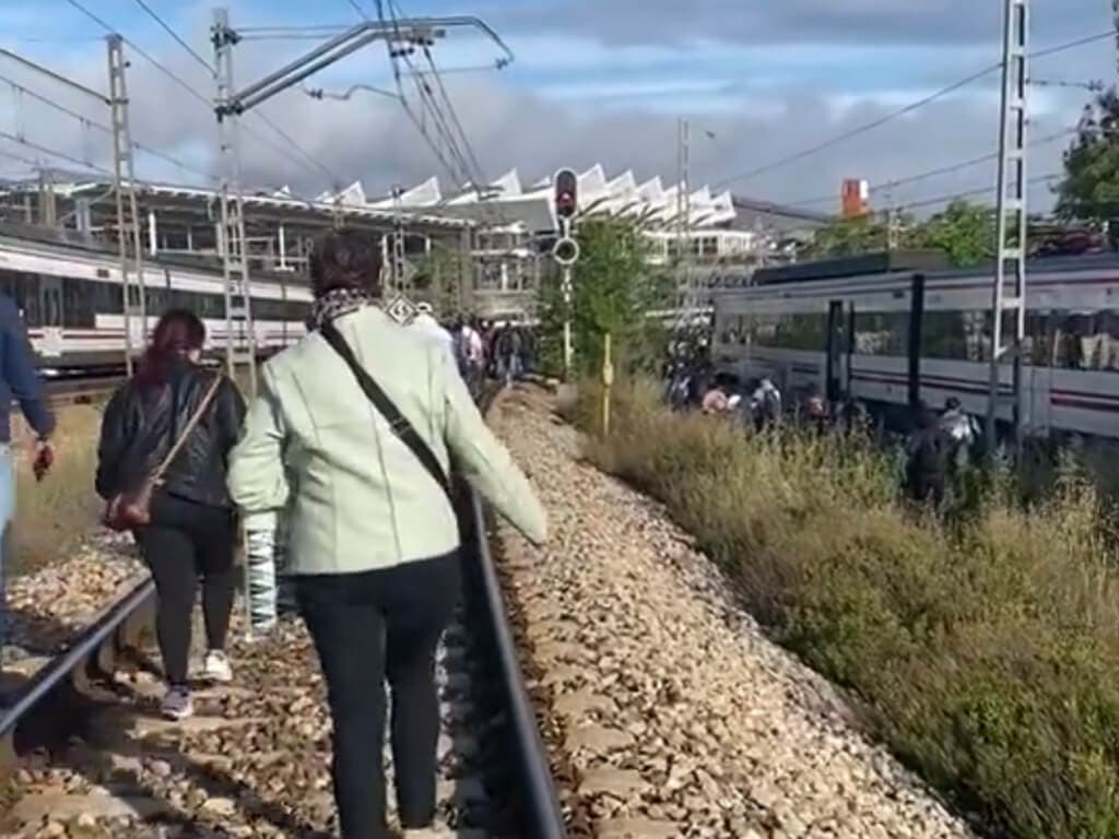 Una nueva avería en Cercanías deja a pasajeros «encerrados» en un tren y andando por las vías 
