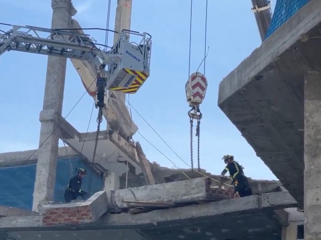 Hallan tras más de ocho horas de rescate los cuerpos de los dos trabajadores fallecidos en el derrumbe de un edificio en Madrid