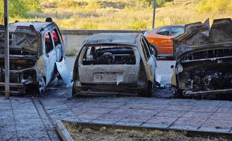 Arden tres coches en plena calle en San Fernando de Henares