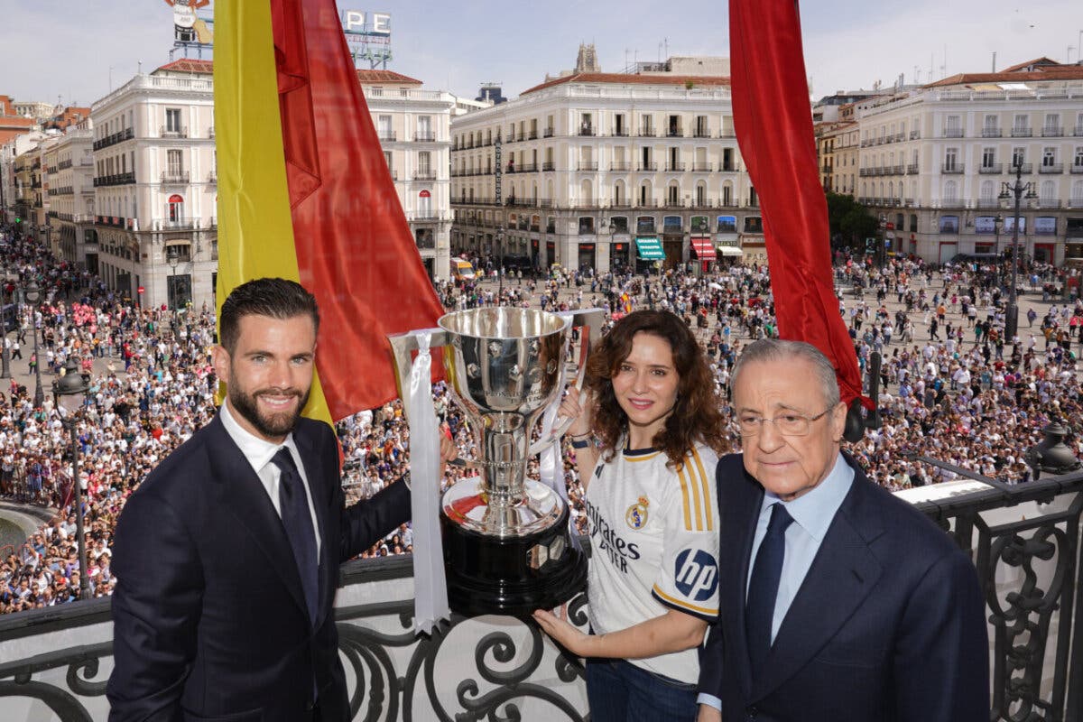 Ayuso felicita al Real Madrid por su 36 Liga ante una Puerta del Sol abarrotada