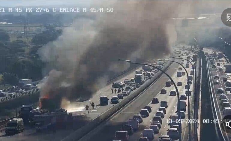 Importantes retenciones en la M-45 por el incendio de un camión en el entorno de El Cañaveral