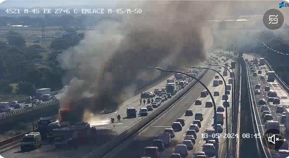 Importantes retenciones en la M-45 por el incendio de un camión en el entorno de El Cañaveral