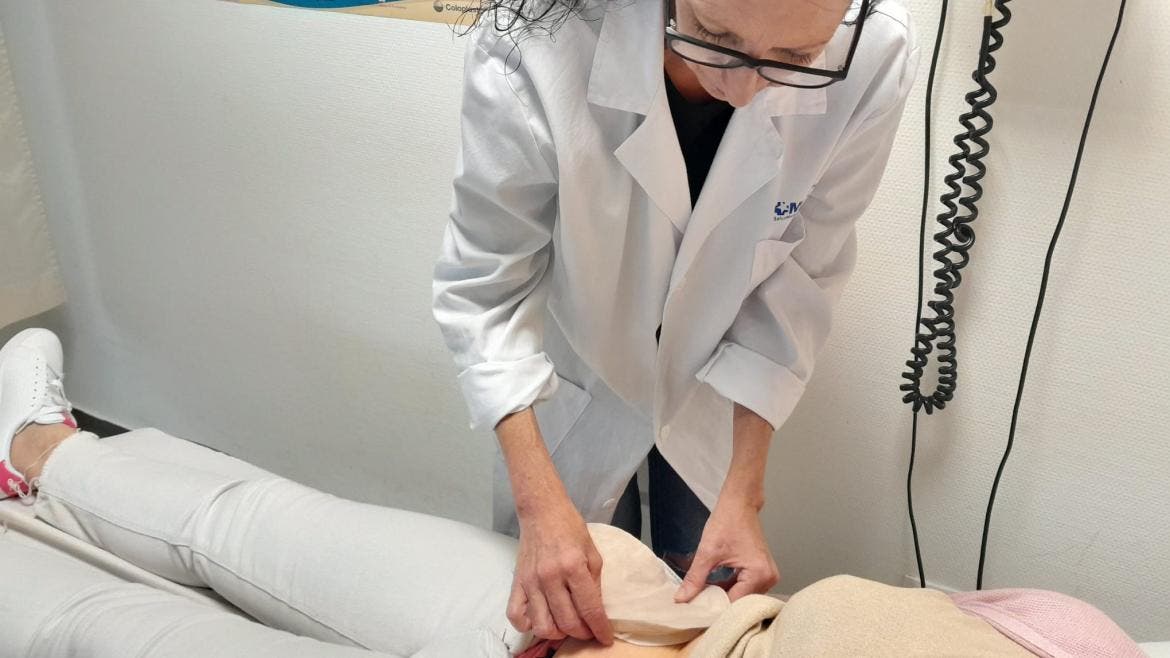 Los hospitales de Alcalá y Coslada reciben el primer sello de humanización en cuidados a pacientes ostomizados