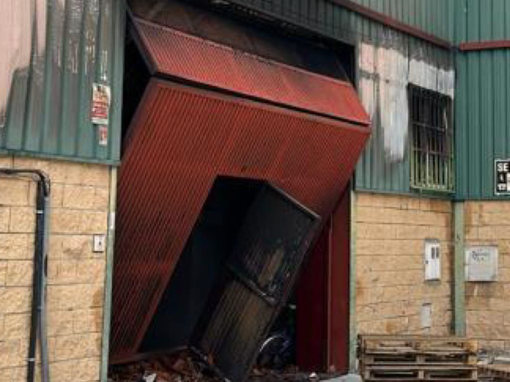 Un incendio calcina una nave de palés en Azuqueca de Henares 