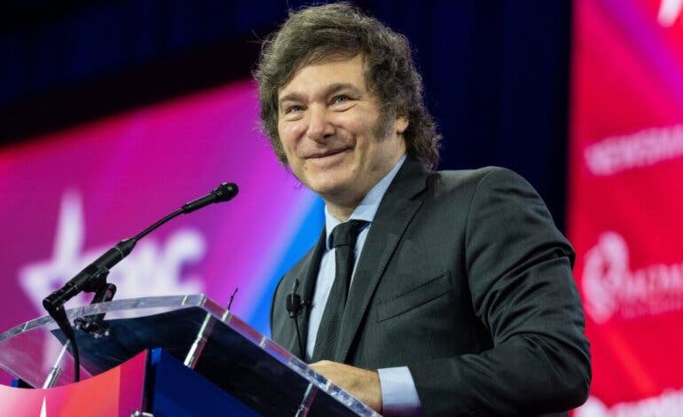 Milei tacha de «disparate» que España retire a su embajadora y recomienda a Sánchez «un buen abogado» para su mujer