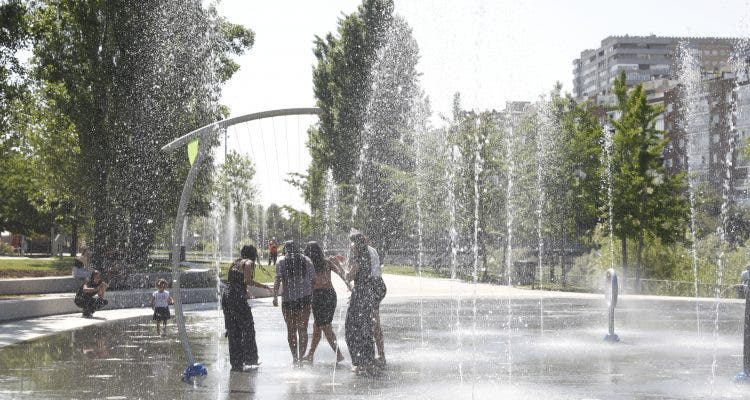 Madrid activa la playa urbana de Madrid Río y las pérgolas refrescantes de La Gavia y Plaza de España