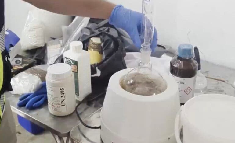 Desmantelado en Madrid un laboratorio de metanfetamina oculto en la trastienda de un asador