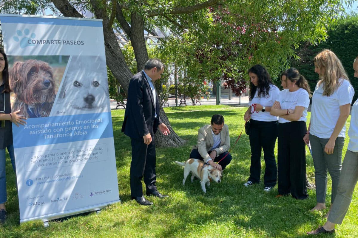 El Tanatorio de Torrejón incorpora un nuevo servicio de terapia con perros pionero en España 