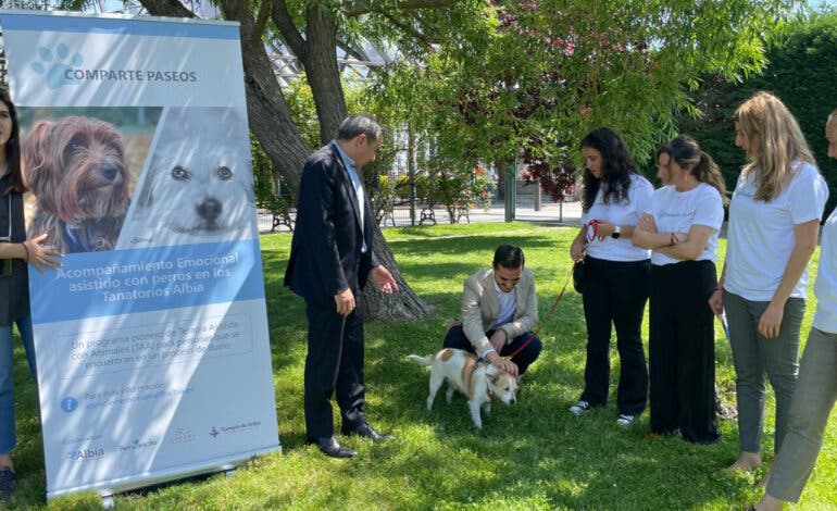 El Tanatorio de Torrejón incorpora un nuevo servicio de terapia con perros pionero en España 