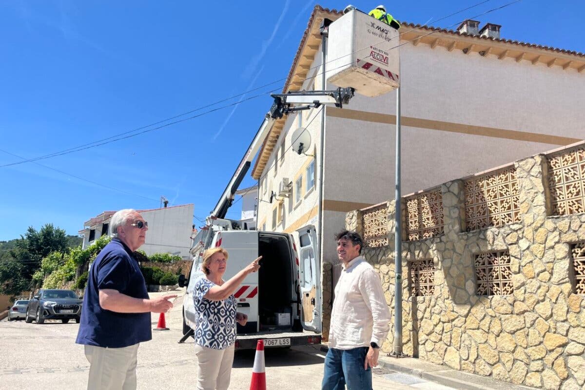 Villar del Olmo inicia la instalación de su nuevo alumbrado inteligente que llegará a Eurovillas en julio