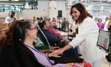 Ayuso visita a los pacientes del nuevo centro de ELA que acaba de abrir en el Zendal
