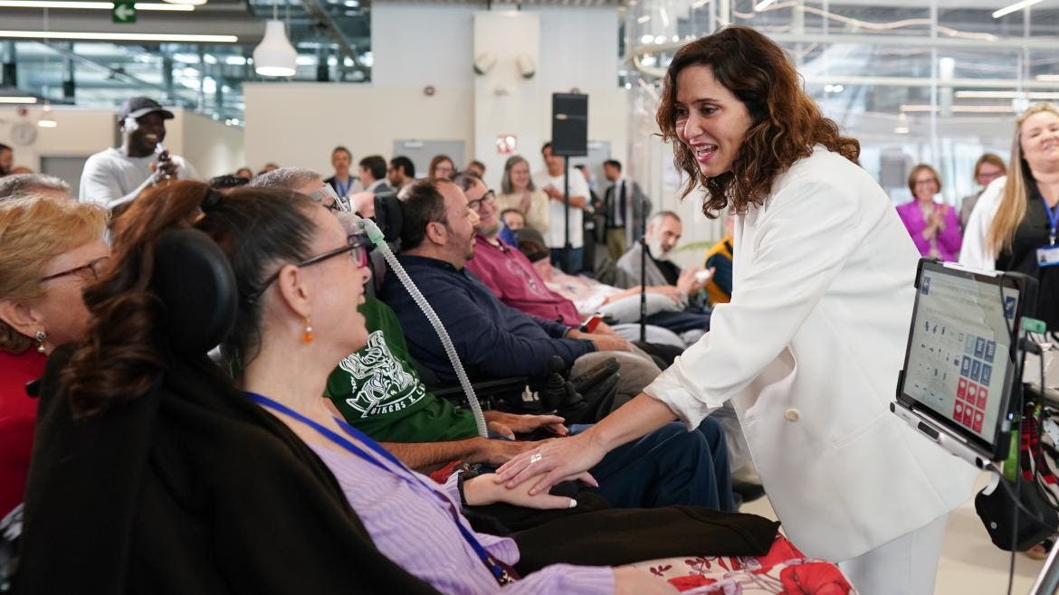 Ayuso visita a los pacientes del nuevo centro de ELA que acaba de abrir en el Zendal