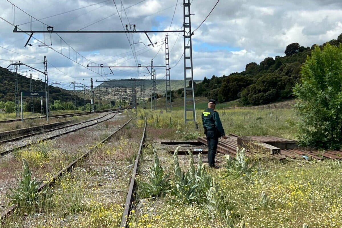 Roban cinco toneladas de vías de tren en Guadalajara y son interceptados cuando huían