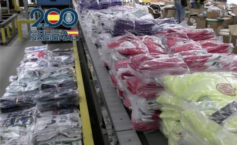 La Policía interviene en Madrid más de 11 toneladas de camisetas falsificadas de equipos de fútbol