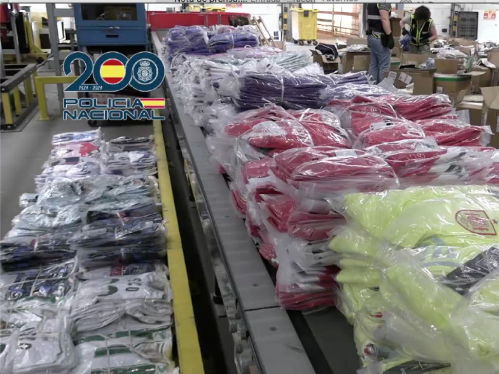La Policía interviene en Madrid más de 11 toneladas de camisetas falsificadas de equipos de fútbol