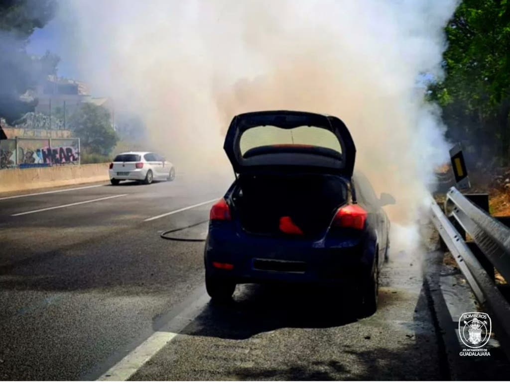 Un coche sale ardiendo en la A-2, a la altura de Guadalajara   