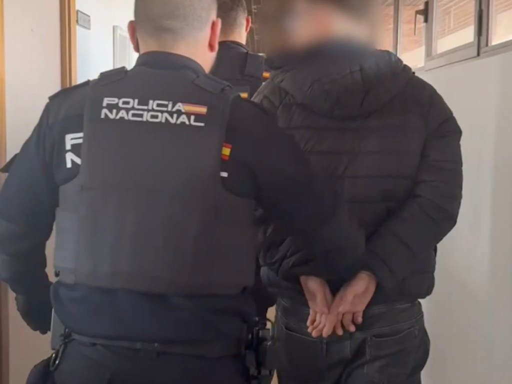 Cae una banda que robó en un supermercado de Rivas y 2.000 pares de zapatillas en Humanes 