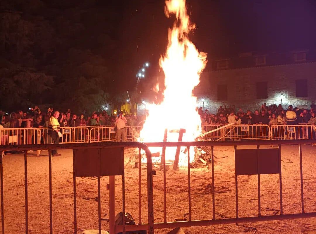 Música, conjuro de las meigas y fuego en las Hogueras de San Fernando de Henares