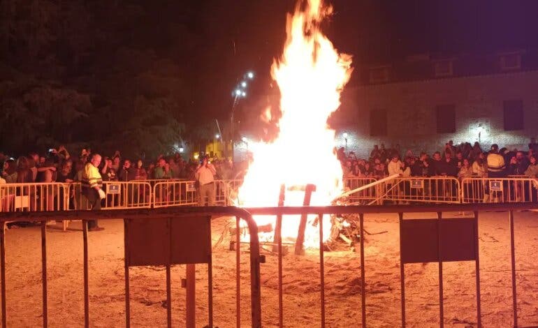 Música, conjuro de las meigas y fuego en las Hogueras de San Fernando de Henares