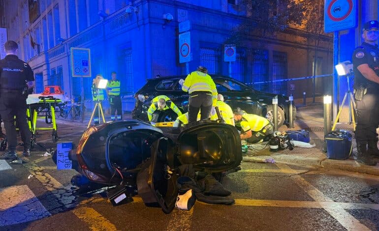 Herido grave un motorista en una colisión con un VTC en el Paseo del Prado 