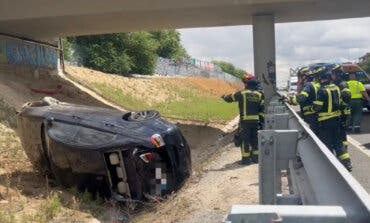 Un coche cae por un terraplén desde un puente en la M-11
