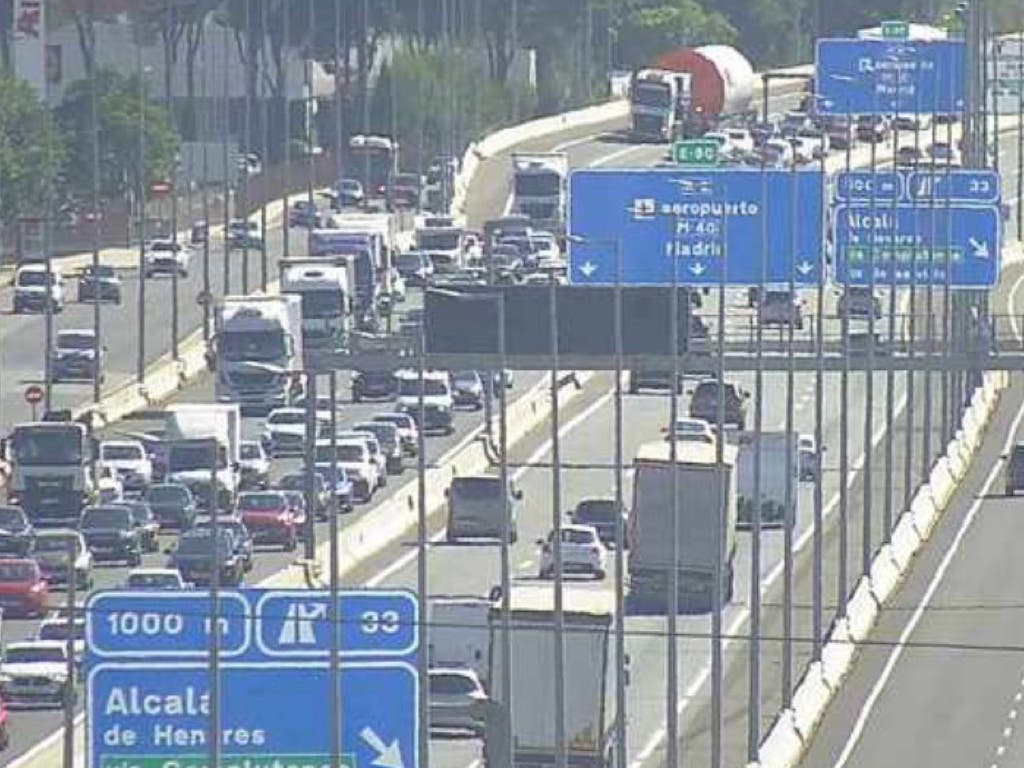 Accidente con varios vehículos implicados en la A-2, en Alcalá de Henares