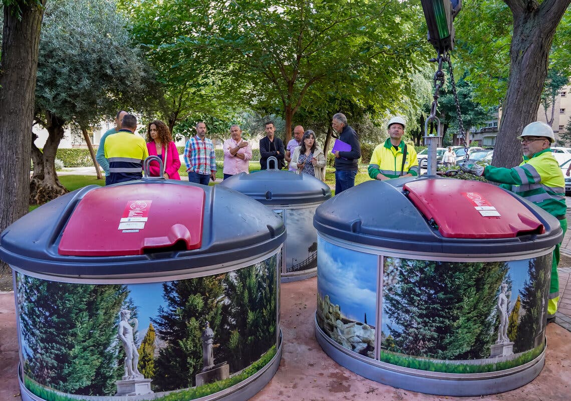 Otras ciudades se interesan por el moderno sistema de contenedores semisoterrados de Torrejón
