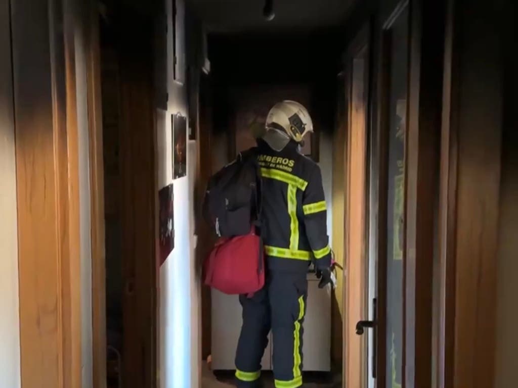 Aumentan a 26 los vecinos atendidos por intoxicación de humo tras un incendio en Alcobendas