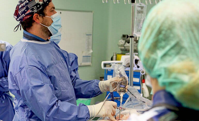 El Hospital de Torrejón incorpora una técnica quirúrgica poco invasiva para tratar las patologías de columna
