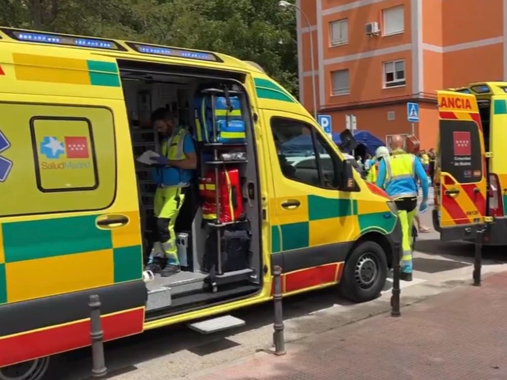 Intoxicadas 18 personas por el incendio de una vivienda en Fuenlabrada