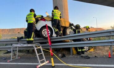 Muere un conductor tras chocar contra el pilar de un puente en la M-45