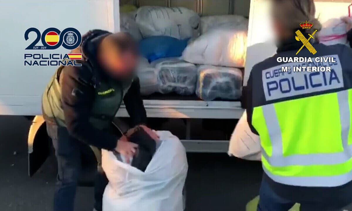 Desarticulada una banda que introducía cocaína oculta en bolsas de ropa sucia por Barajas