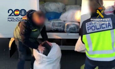 Desarticulada una banda que introducía cocaína oculta en bolsas de ropa sucia por Barajas