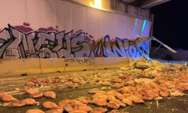 Vuelca un camión con 30 toneladas de jamones en el enlace de la R-4 con la M-50