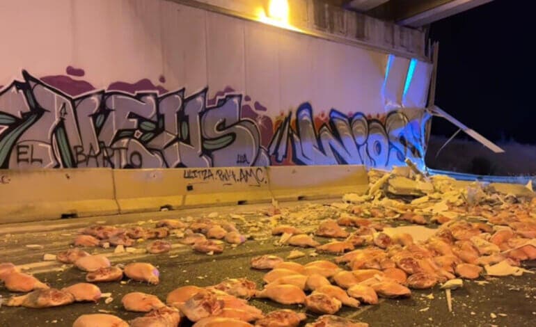 Vuelca un camión con 30 toneladas de jamones en el enlace de la R-4 con la M-50