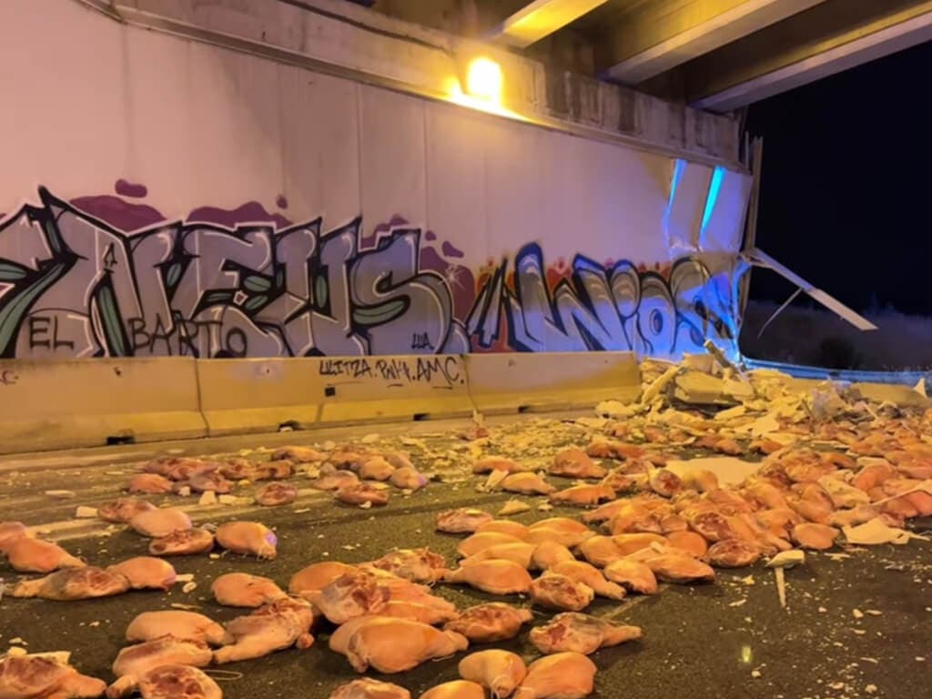 Vuelca un camión con 30 toneladas de jamones en el enlace de la R-4 con la M-50